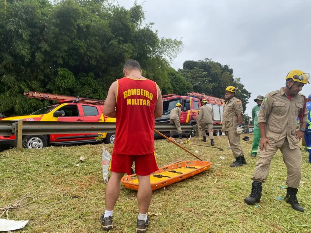 Ao chegarem no local, os bombeiros depararam-se com um corpo boiando no rio, embaixo da ponte da Avenida Leste Oeste | Foto: CBMGO