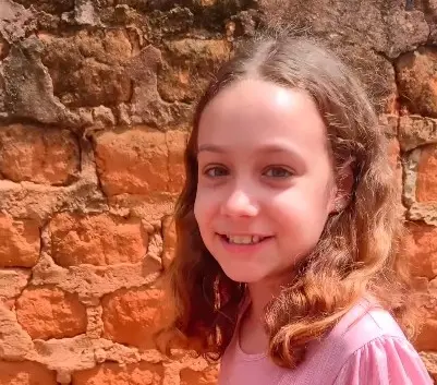 Lia Brant, francesa de 9 anos, viralizou nas redes sociais após dizer que prefere Pirenópolis a cidade da França. Foto: Reprodução