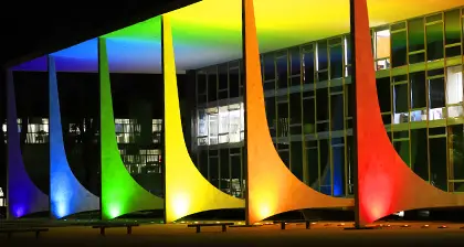 STF iluminado com as cores da bandeira LGBTI+ em 2022. Foto: Reprodução/STF