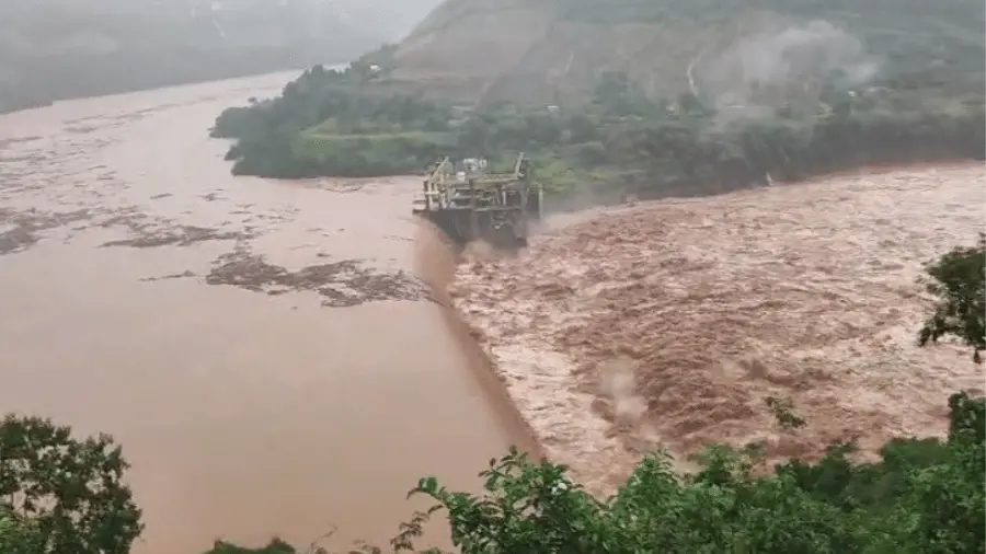 Parte da barragem se rompeu durante mais um dia de temporal no Rio Grande do Sul.