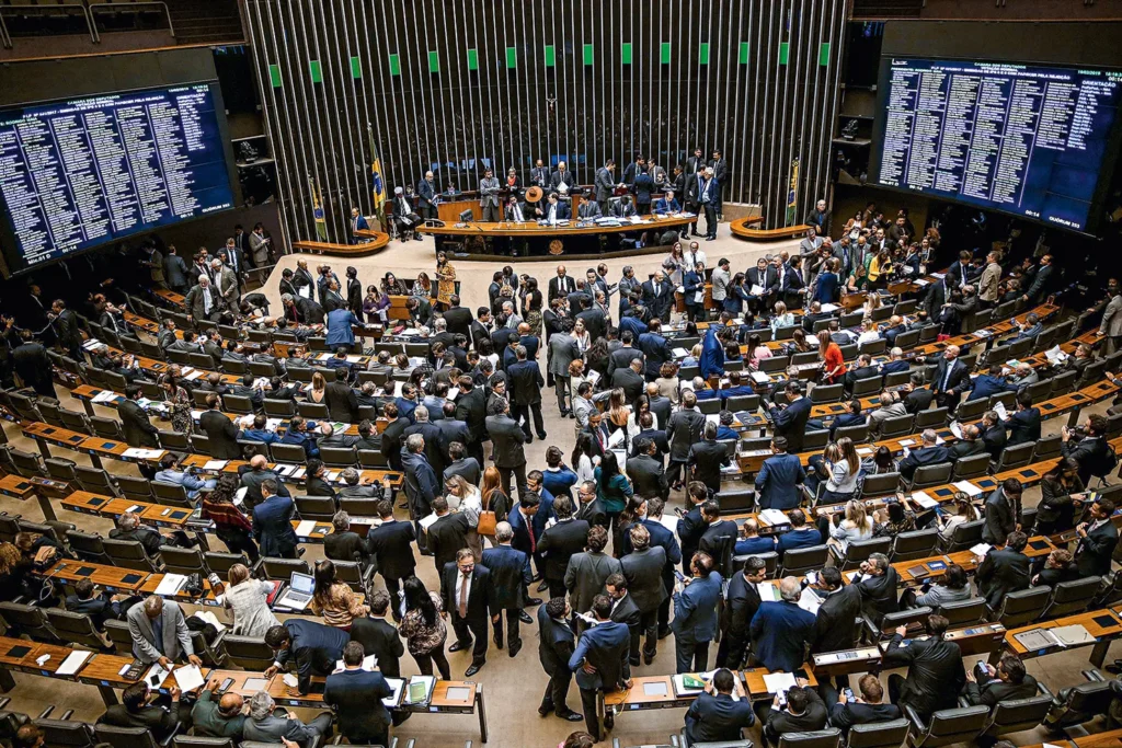 Câmara aprova projeto que reajusta salário de policiais