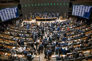 Câmara aprova projeto que reajusta salário de policiais