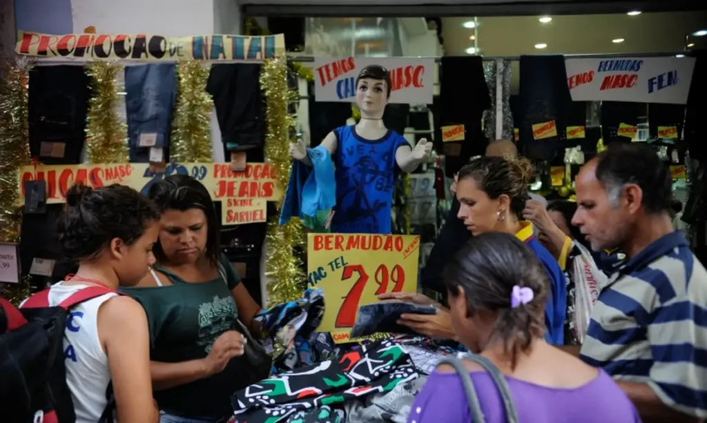 Os shoppings e galerias que abrigam mais de 15 mil lojas estarão de portas abertas das 8h às 18h nestas datas festivas | Foto: Arquivo/ Agência Brasil
