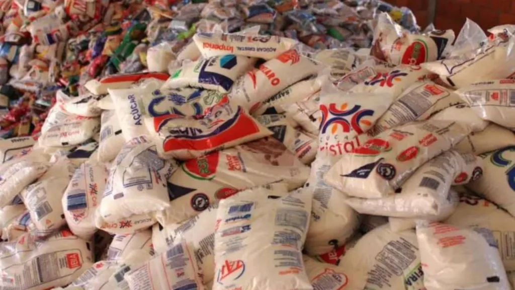 Para entrar, é necessário levar dois quilos de alimentos não perecíveis que serão doados às vítimas do Rio Grande do Sul