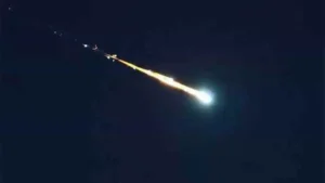 Objeto cortou o céu e se desintegrou antes de despencar no Oceano Atlântico. (Foto: Reprodução)