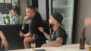 Jogador estava acompanhado de amigos usando camisa do time rival. (Foto: Reprodução)