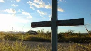 Carro capota e motorista morre após ser arremessado para fora de veículo na BR-060, em Indiara