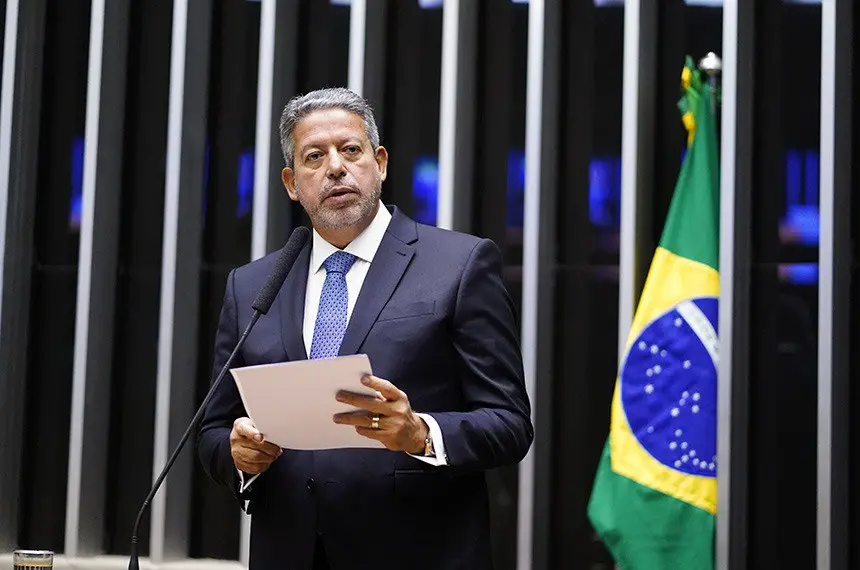 Gestão de Arthur Lira é aprovada por metade dos deputados