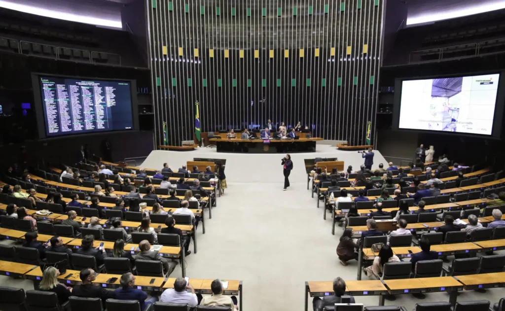 Congresso deve votar fim da escala 6×1, “taxa das blusinhas” e medidas para trabalhadores de aplicativos