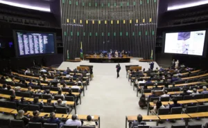 Congresso deve votar fim da escala 6×1, “taxa das blusinhas” e medidas para trabalhadores de aplicativos