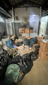 O flagrante ocorreu no camelódromo de Goiânia, onde foram confiscados mais de 10 mil cigarros eletrônicos, avaliados em mais de R$ 1 milhão I Foto: Divulgação/PCGO