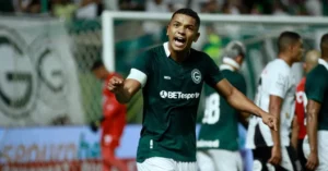 O lance que mais repercutiu após a derrota foi o primeiro gol do Peixe, onde a equipe paulista se aproveitou de uma falha do goleiro Tadeu, que acabou marcando contra | Foto: Rosiron Rodrigues / Goiás