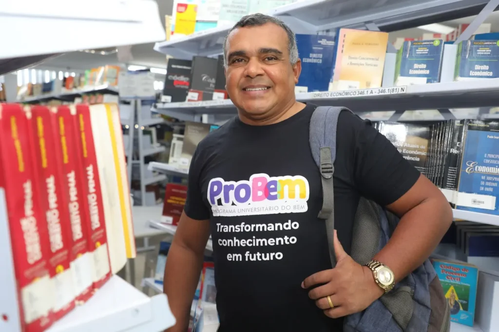 Daniel Augusto de Souza, de 47 anos, cursa Direito com bolsa integral do ProBem | Foto: Aline Cabral