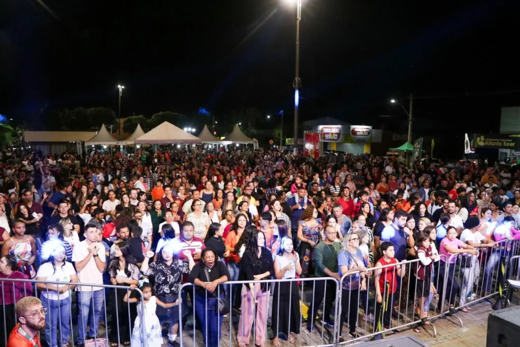 Evento uniu as sete paróquias da cidade, com missa celebrada por Dom João Justino e show com Diego Fernandes | Foto: Divulgação/Secom Senador Canedo