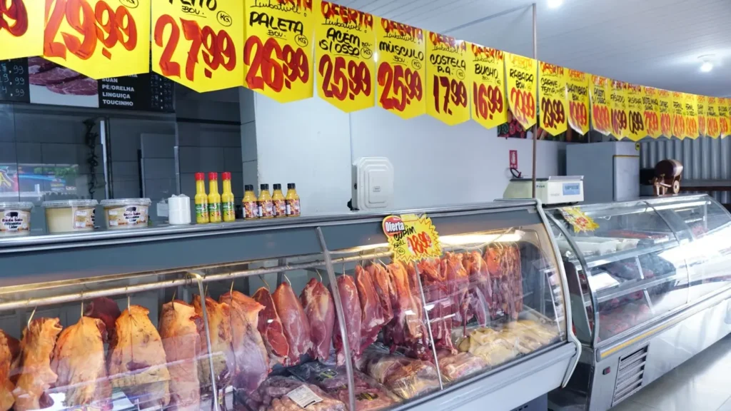 Açougue na região central de Goiânia com preços da carne bovina na oferta | Foto: Leandro Braz/O HOJE
