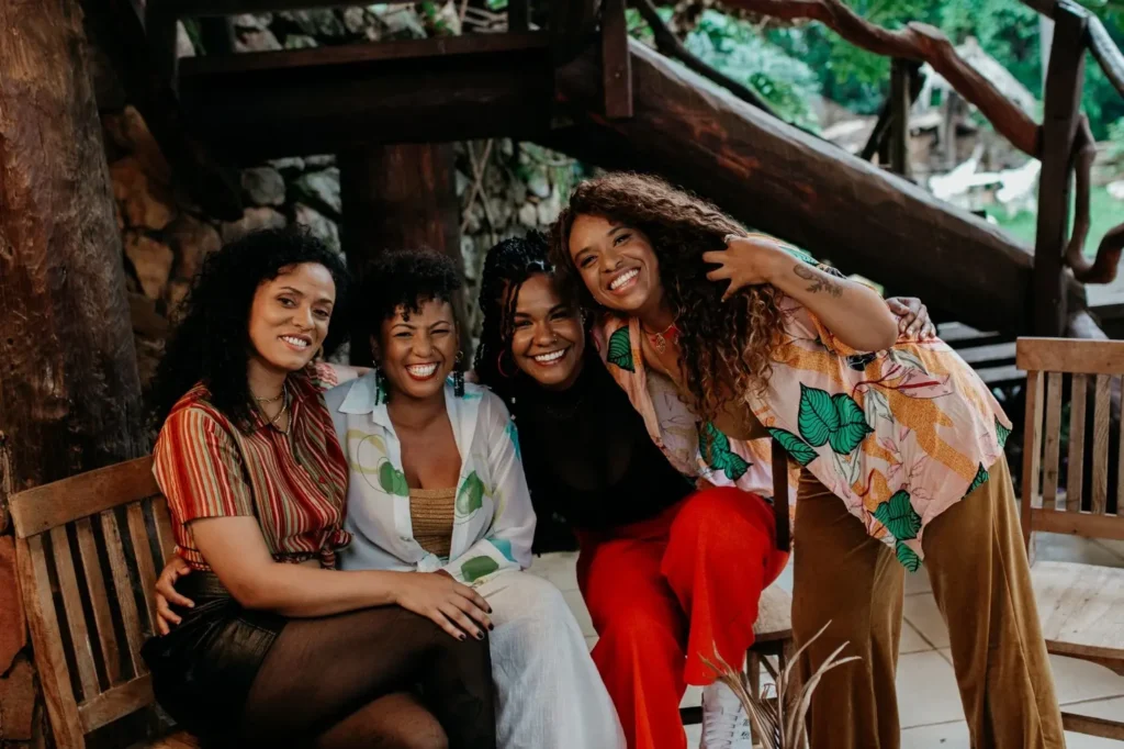 A obra destaca a música como tática de existência na vida de mulheres negras e como ela se entrelaça à autovalorização sobre ser negra no caminhar das artistas | Foto: Divulgação