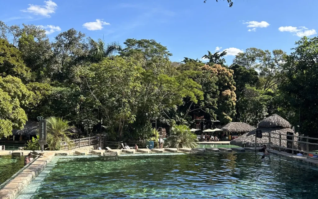 O Parque das Fontes, o coração do Rio Quente, possui oito piscinas aquecidas com águas correntes atualizadas a cada 20 minutos, são cercadas pela beleza da Mata do Cerrado | Foto: Letícia Leite