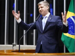 "É Xandinho, é pequeno", diz Hattem em manifestação