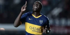 O jogador tem passagem pelo Boca Juniors, da Argentina, essa não é a primeira vez que ele atua no futebol brasileiro, ele também já defendeu as cores do RB Bragantino | Foto: Divulgação/Boca Juniors