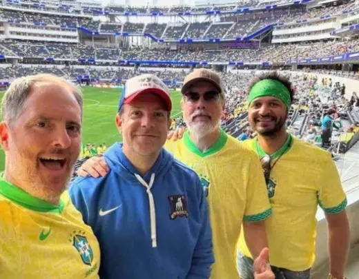 Vestidos de camisa verde e amarela no estádio americano. | Foto: Divulgação/Redes Sociais/Ted Lasso