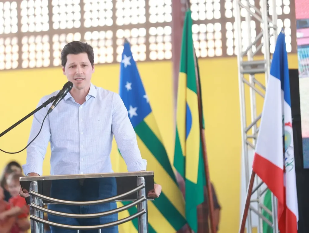 Durante seu discurso, o governador em exercício também enfatizou a importância do investimento recorde em educação | Foto: André Costa/Secom