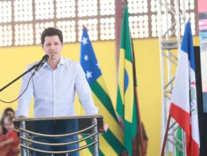 Durante seu discurso, o governador em exercício também enfatizou a importância do investimento recorde em educação | Foto: André Costa/Secom