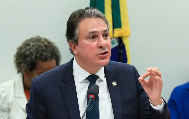 Ministro da Educação se gaba de propostas e defende fim da greve