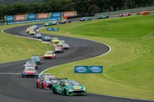 Largada da corrida principal da segunda etapa acontece às 14h40 | Foto: Magnus Torquato/Stock Car