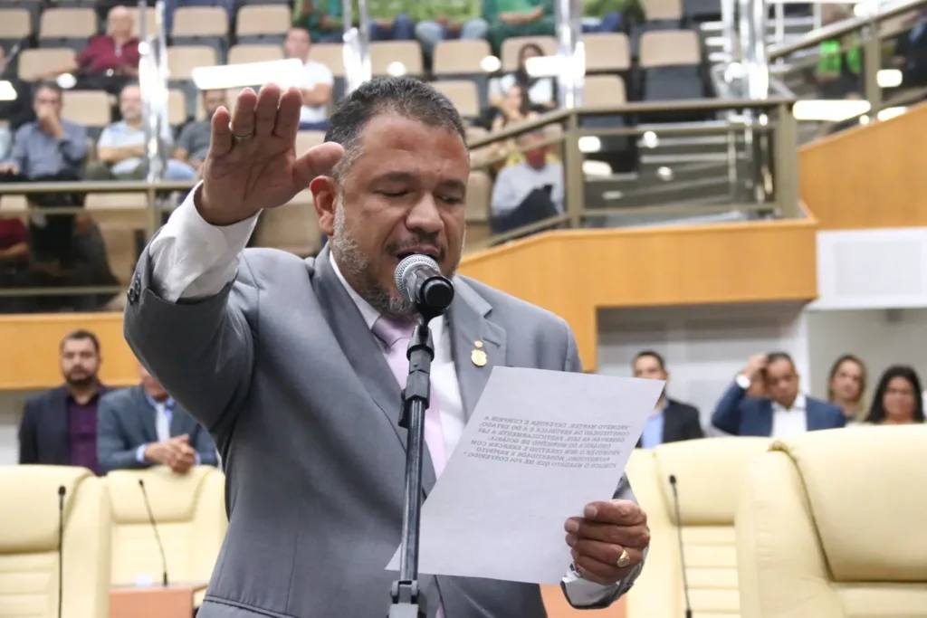Policial penal assume como vereador no lugar de Welton Lemos