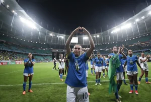 Aos 38 anos, Marta foi decisiva em ambos os duelos e recebeu aplausos dos torcedores (Foto:Lívia Villas Boas / CBF)