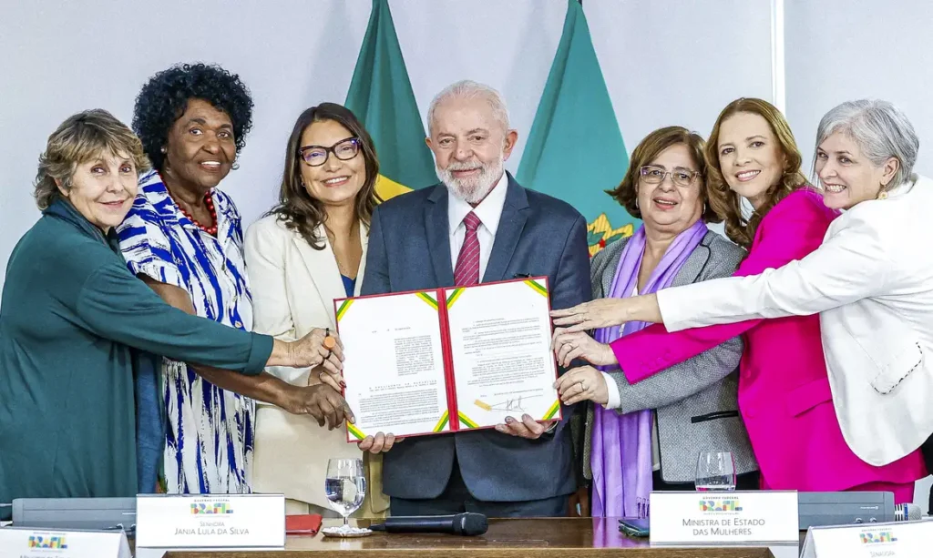 Lula sanciona lei e fala em "estatuto de bom comportamento do homem" | Foto: Ricardo Stuckert/ PR