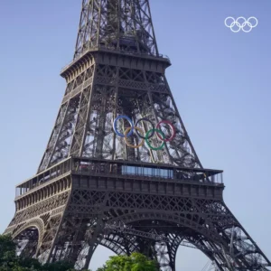 Torre Eiffel com os tradicionais anéis olímpicos. | Foto: Twitter /Esporte News Mundo