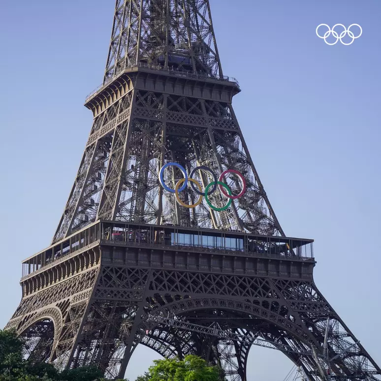 Torre Eiffel com os tradicionais anéis olímpicos. | Foto: Twitter /Esporte News Mundo