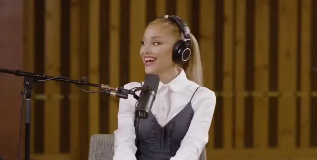 Em entrevista ao podcast "Podcrushed", Ariana Grande revelou uma resposta bizarra que deu a um fã anos atrás. | Foto: Reprodução/X