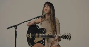 Marina Sena anunciou a versão acústica da música Mande Um Sinal, durante show em Belo Horizonte neste domingo (23). | Foto: Reprodução/X
