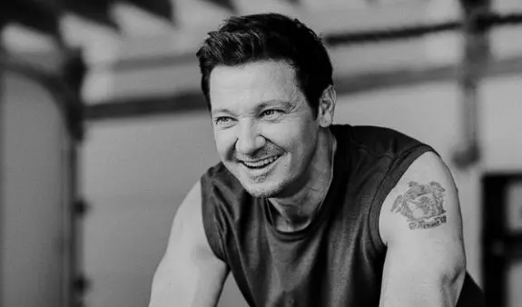 Jeremy Renner, ator que interpreta Gavião Arqueiro, personagem da Marvel, falou em entrevista sobre recuperação após grave acidente | Foto: Benedict Evans/Instagram