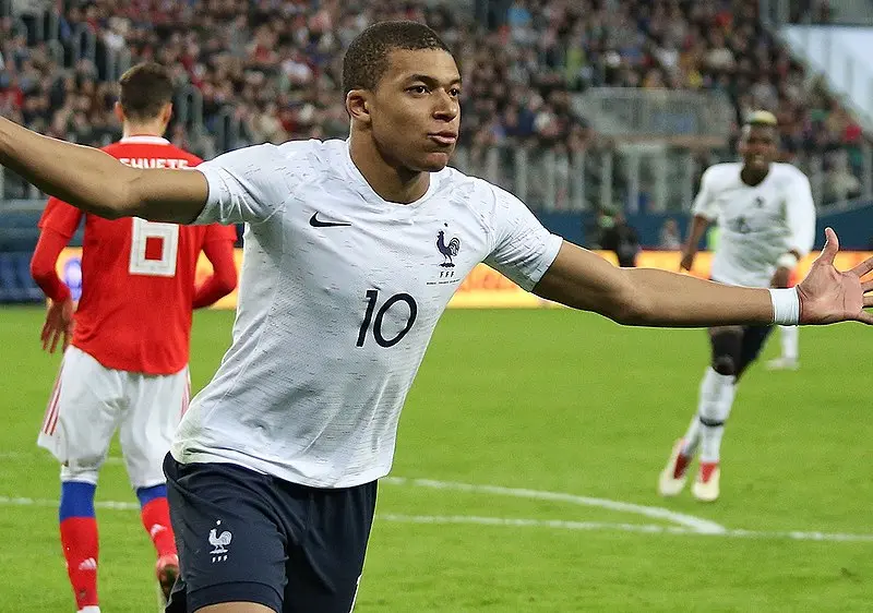 Mbappé cobra quase R$ 600 milhões do PSG