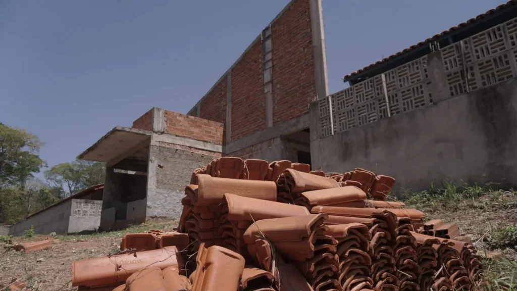 Obras inacabadas do Cmei Bairro Floresta na região noroeste de Goiânia prejudicam mais de 200 famílias | Foto: Leandro Braz/O HOJE