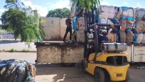 Todo material é empilhado em uma carreta especializada para o transporte até a fábrica de cimento | Foto: Divulgação/Cooperativa Beija Flor