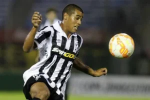 Nesta temporada, o atleta fez 14 partidas, 6 gols e 3 assistências | Foto: Divulgação / Montivideo Wanderers