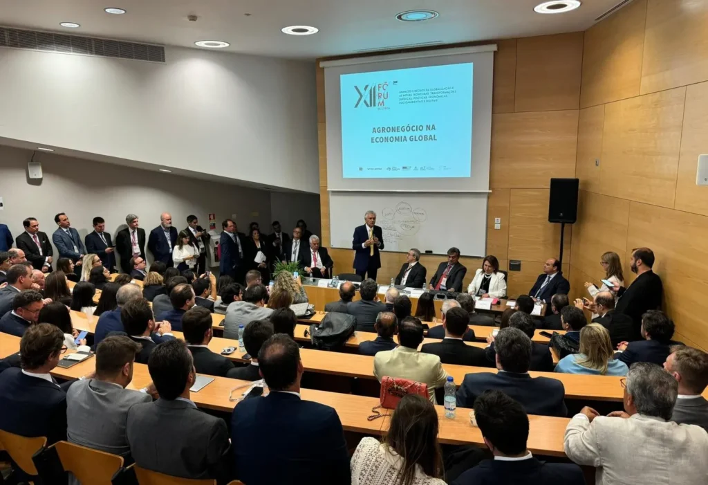 No Fórum, em Lisboa, Caiado defendeu a qualidade da produção agrícola brasileira e ressaltou que as tarifas globais criam concorrência desleal | Foto: Victor Lobo e Bárbara Simões