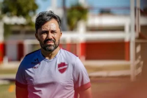 O técnico Luizinho Lopes terá que fazer mudanças no time, já que não poderá contar com três jogadores que estão suspensos | Foto: Divulgação / Vila Nova