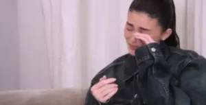 Durante um episódio do reality 'The Kardashians', Kylie Jenner desabafou sobre os comentários feitos sobre sua aparência | Foto: Reprodução/Hulu