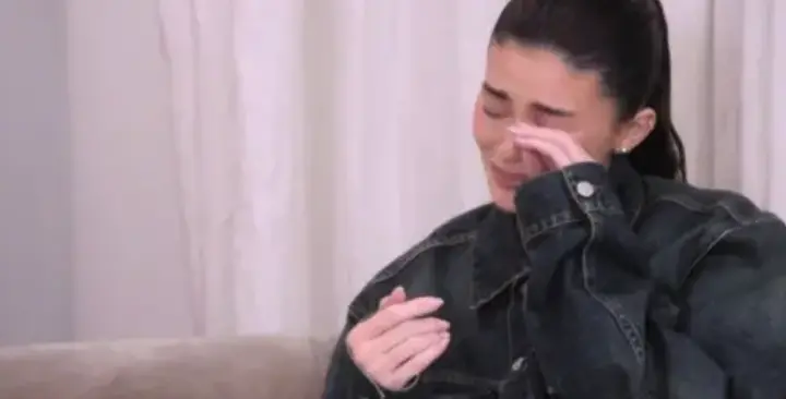 Durante um episódio do reality 'The Kardashians', Kylie Jenner desabafou sobre os comentários feitos sobre sua aparência | Foto: Reprodução/Hulu