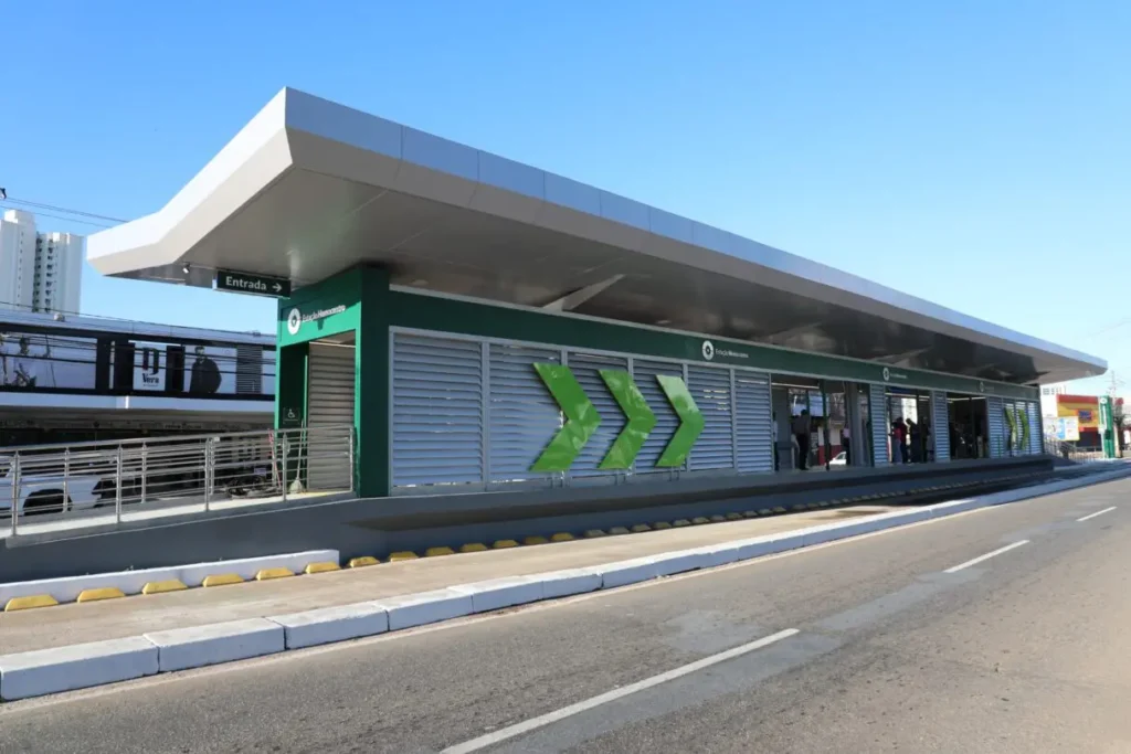 Nova plataforma do Eixo tem câmeras de monitoramento, painel com horário dos ônibus e internet via wi-fi |Foto: Foto: SGG