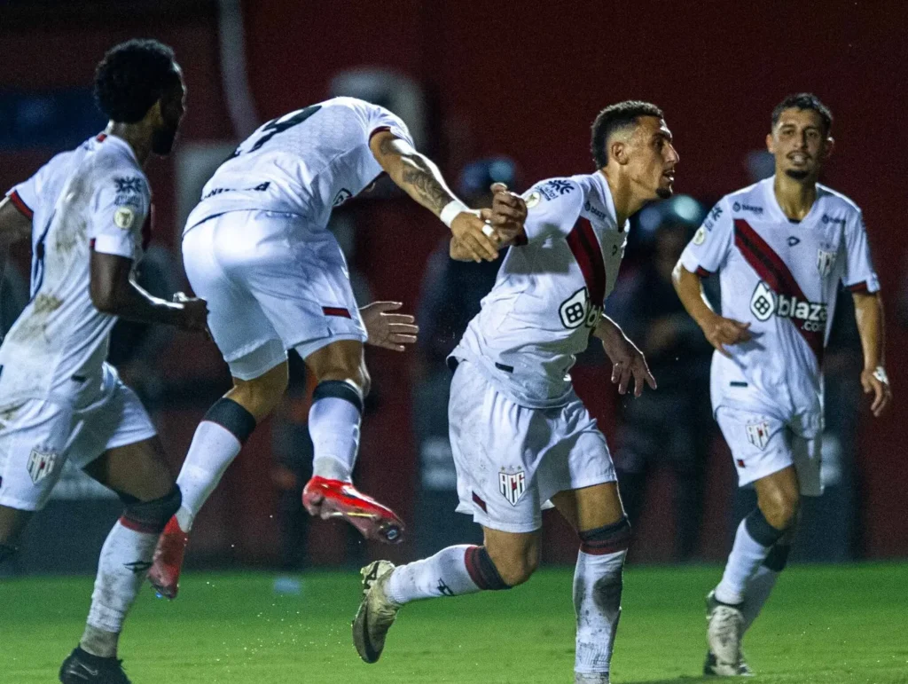 Os gols do Dragão foram marcados por Vagner Love e Baralhas (Foto:Jhony Pinho)