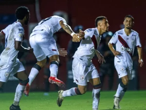Os gols do Dragão foram marcados por Vagner Love e Baralhas (Foto:Jhony Pinho)