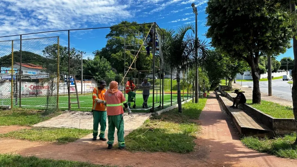 Praças contam com academia ao ar livre, playground, pet place e pista de caminhada, e algumas dispõem ainda de quadra poliesportiva | Foto: Luciano Magalhães e Saulo Hermínio/Comurg