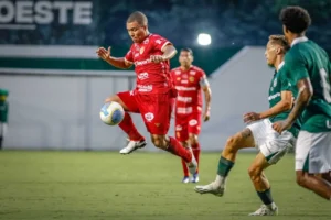 O volante de 25 anos fez 22 partidas com a camisa colorada e marcou dois gols, contra o Goiatuba no Campeonato Goiano e o Goiás pela Copa Verde | Foto: Divulgação / Vila Nova