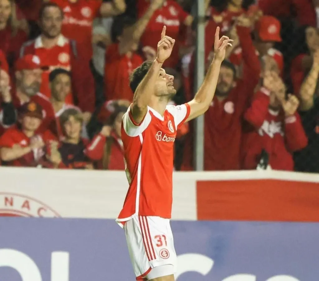 Internacional sofre, mas vence Delfín na Sul-Americana